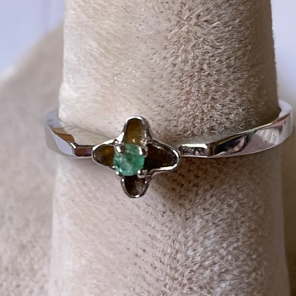 BNWT 18K white gold Round Cut Green Emerald ring band size 8 - Picture 1 of 8